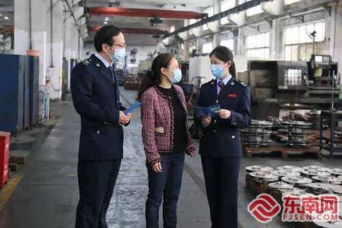 税务人员宣传税费优惠政策 金孟光 摄