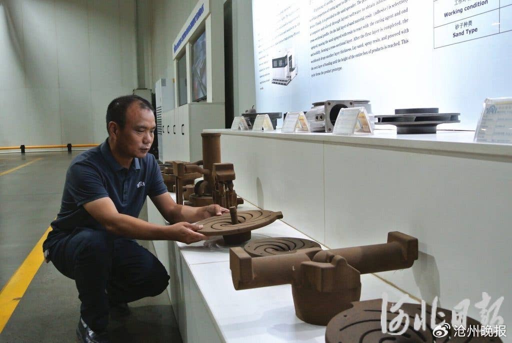 8月11日，在泊头市亚奇铸业有限公司3D打印中心，副总经理郭兴春正在检查砂型